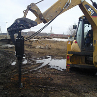 Гидробур DIGGA (Дигга) PD8 с буром длиной 1,5 м, Ø200 мм  на экскаваторе-погрузчике CAT 428F - фото 2