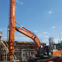 Телескопическая рукоять  STD30-82 в работе  на экскаваторе Hitachi 330