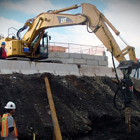 Кронштейн двухпальцевый для гидровращателя ямобура DIGGA (Дигга). DIGGA PD50  завинчивает сваи  на экскаваторе CAT - фото 1